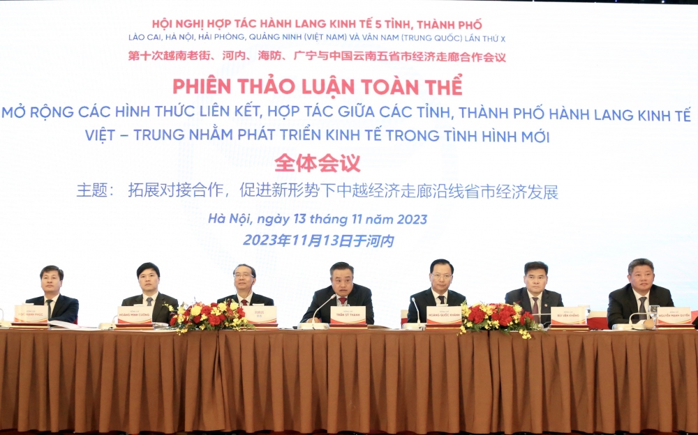 Chủ tịch UBND thành phố Hà Nội Trần Sỹ Thanh (giữa) điều hành Phiên toàn thể