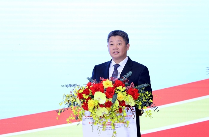 Ông Nguyễn Mạnh Quyền, Phó Chủ tịch UBND thành phố Hà Nội báo cáo tham luận tại Phiên toàn thể