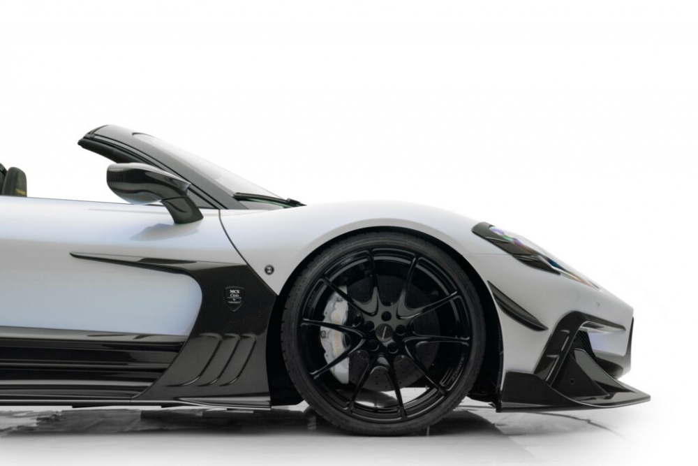 Mui xe có lỗ thông hơi và nhiều chi tiết trang trí bằng sợi carbon xung quanh lưới tản nhiệt, đèn pha và cửa hút gió.