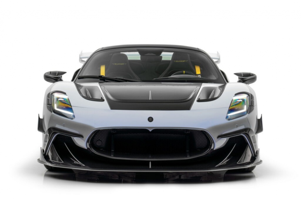 Phần đầu xe có một bộ chia lớn với các khé tản nhiệt tích hợp dẫn không khí vào cửa hút gió nguyên bản.