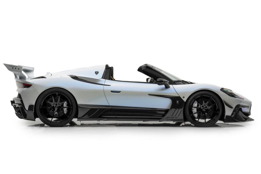 Ngưỡng cửa bên được mở rộng với nhiều khe tản nhiệt và lỗ thông hơi, cũng như một bộ vành FV.5 được rèn nguyên chiếc mới với kích thước 21 inch ở phía trước và 22 inch ở phía sau.