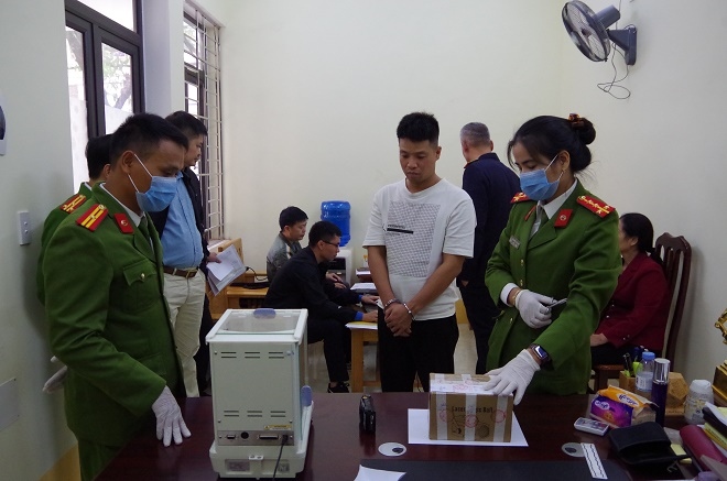 Lực lượng chức năng tiến hành cân tịnh số ma tuý thu giữ được tại nhà của đối tượng Đỗ Văn Kiên. Ảnh: Công an Hà Giang cung cấp