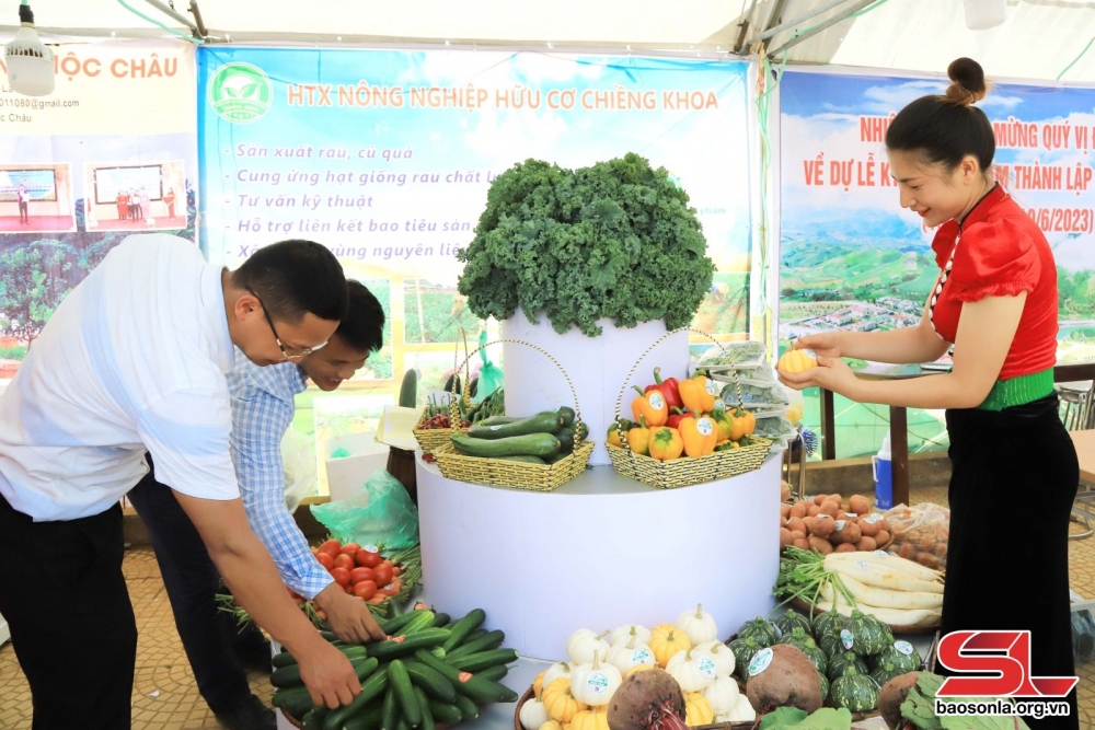 Trưng bày sản phẩm đặc trưng của huyện Vân Hồ tại dịp kỷ niệm 10 năm thành lập huyện