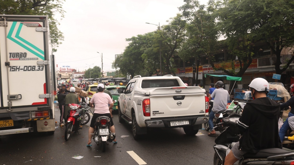 Kẹt xe cục bộ do tiểu thương buôn bán giữa lòng đường