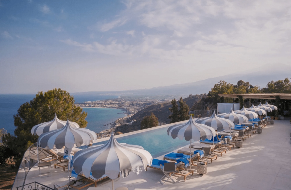 Khách sạn Taormina (Ý): Với vị thế đẹp nằm ngay bờ biển, khách sạn này là "thỏi nam châm" thu hút những vị khách giàu có và nổi tiếng, bao gồm Oscar Wilde, Truman Capote, Audrey Hepburn và Công chúa Margaret. Hiện nay, khách sạn có111 phòng và dãy phòng sang trọng, hồ bơi vô cực trên đỉnh vách đá, spa, hai nhà hàng và một quán bar.