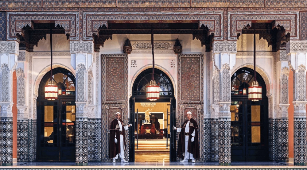 Khách sạn La Mamounia Marrakech (Ma-rốc): Khách sạn kiểu cung điện sẽ kỷ niệm 100 năm thành lập vào năm nay. Được xây dựng vào năm 1923, khách sạn được thiết kế theo phong cách kết hợp các yếu tố truyền thống của Ma-rốc, như gạch Zellij và thảm Berber, cùng đồ nội thất theo kiể Art Deco. Sau nhiều lần trùng tu, khách sạn sang trọng này đặc biệt nổi tiếng với hồ bơi trong nhà tuyệt đẹp và những khu vườn xanh tươi.