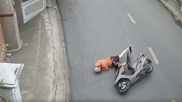 Người phụ nữ ngã xuống đường (ảnh cắt từ video)