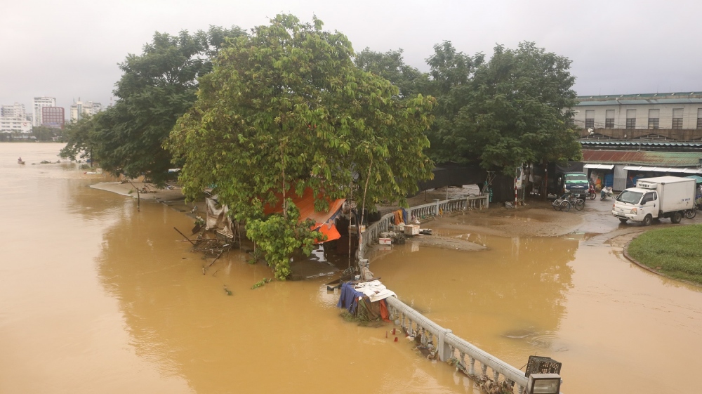 Khu vực chợ Đông Ba, thành phố Huế còn ngập nước