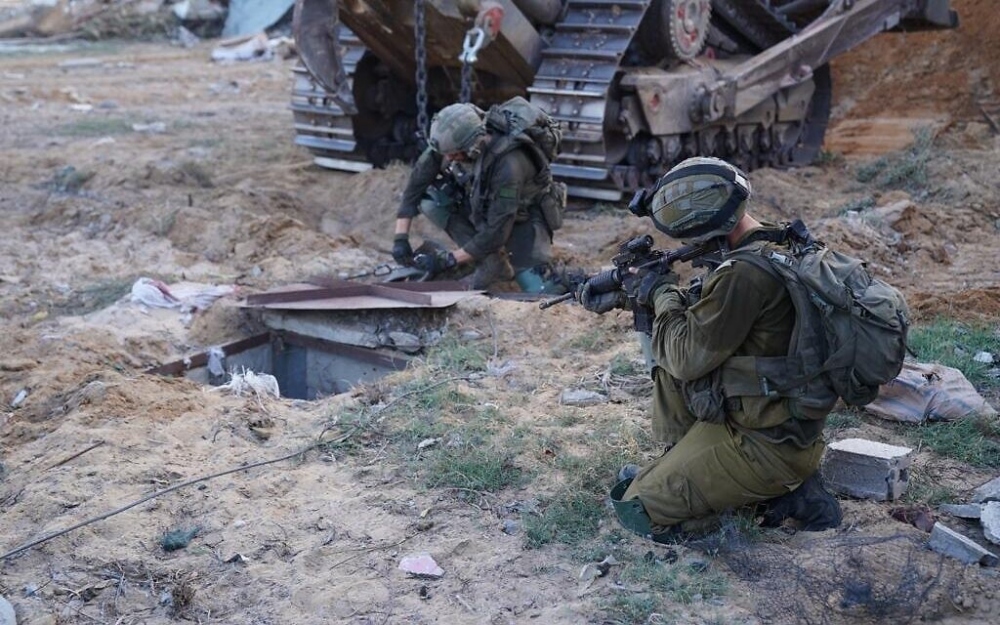 Lính Israel chĩa súng vào một cửa đường hầm của Hamas tại Gaza. Ảnh: IDF.