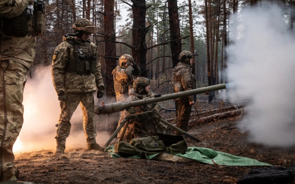 Lính Ukraine khai hỏa trong rừng. Ảnh: Nytimes.