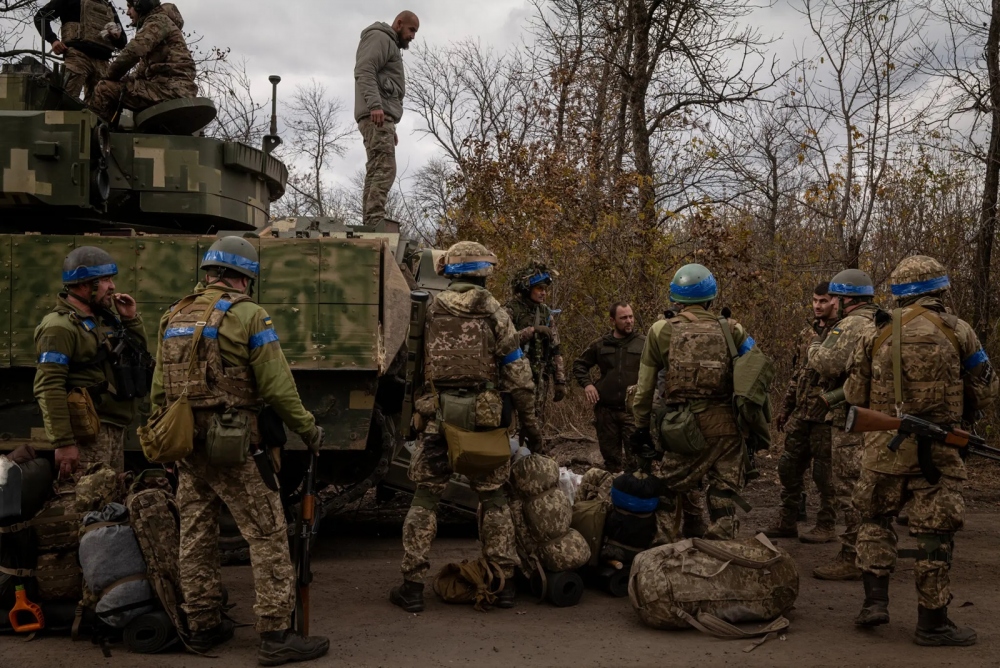 Binh sĩ Ukraine chuẩn bị ra tiền tuyến gần thị trấn Avdiivka, nơi quân Nga đang cố tạo đột phá.