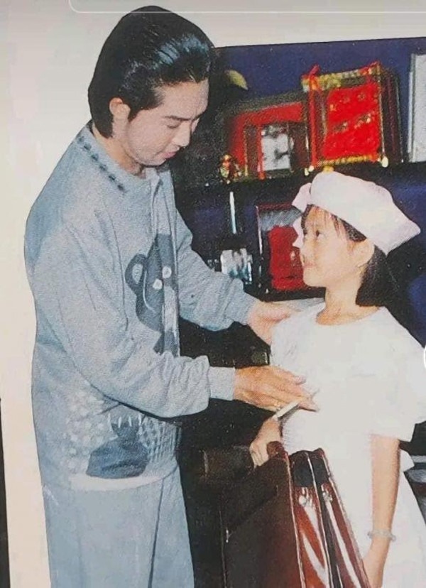 Con gái NSƯT Vũ Linh lúc nhỏ bên cạnh cha.