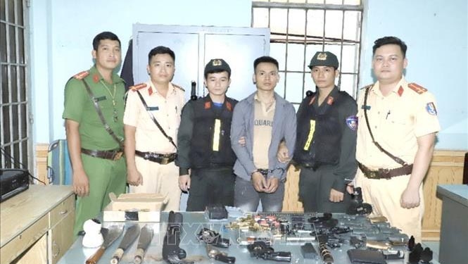 Đối tượng Phan Phú Cường (thứ 3 từ phải qua) cùng vật chứng liên quan bị Tổ 161 Công an tỉnh Đồng Nai phát hiện bắt giữ. Ảnh: TTXVN phát