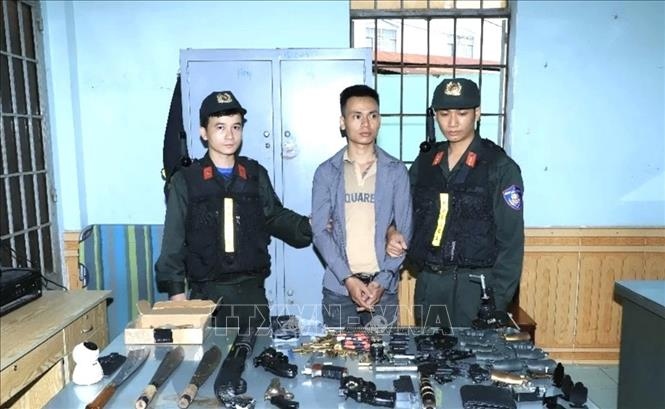 Bắt giữ đối tượng cùng tang vật có liên quan. Ảnh: TTXVN phát