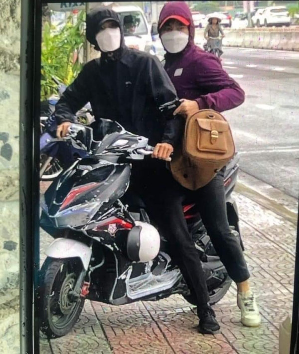 Hai nghi can đi xe máy và mang theo hung khí đến ngân hàng