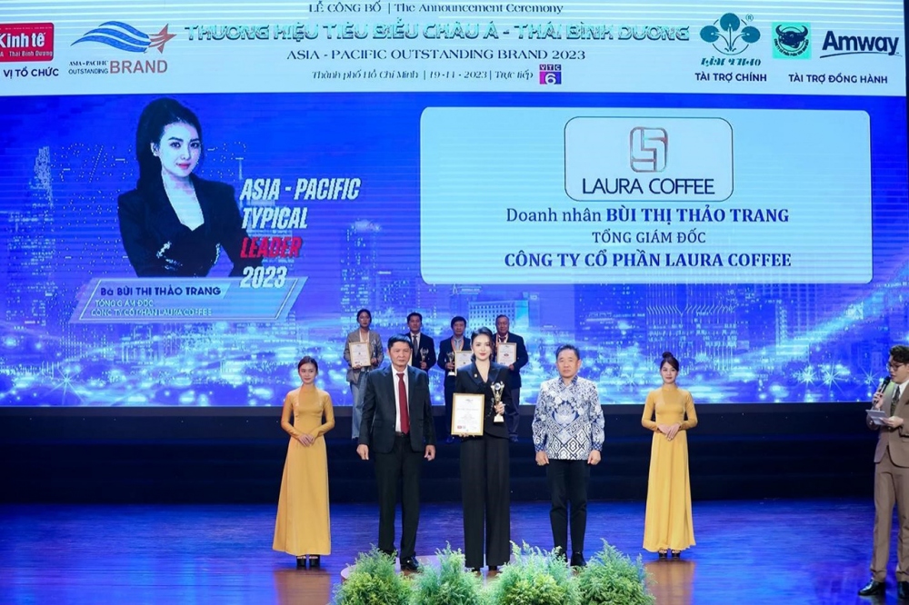 Nhà lãnh đạo tiêu biểu châu Á - Thái Bình Dương 2023 trao cho Tổng Giám đốc Bùi Thị Thảo Trang - Tổng giám đốc LAURA COFFEE