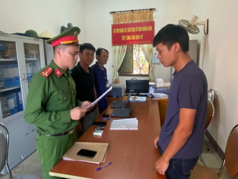 Cơ quan điều tra tống đạt quyết định khởi tố đối tượng Phạm Văn Thắng (Ảnh: Công an Hà Tĩnh)