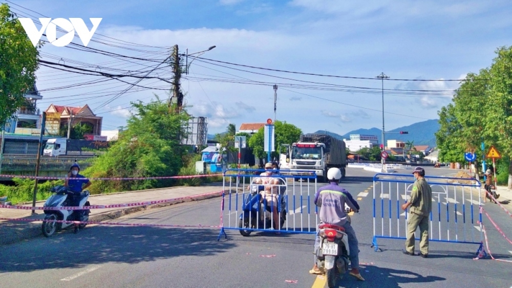 Lực lượng bảo vệ dân phố tham gia phòng, chống dịch bệnh tại phường Ninh Hiệp, thị xã Ninh Hòa, tỉnh Khánh Hòa. Ảnh: Thái Bình