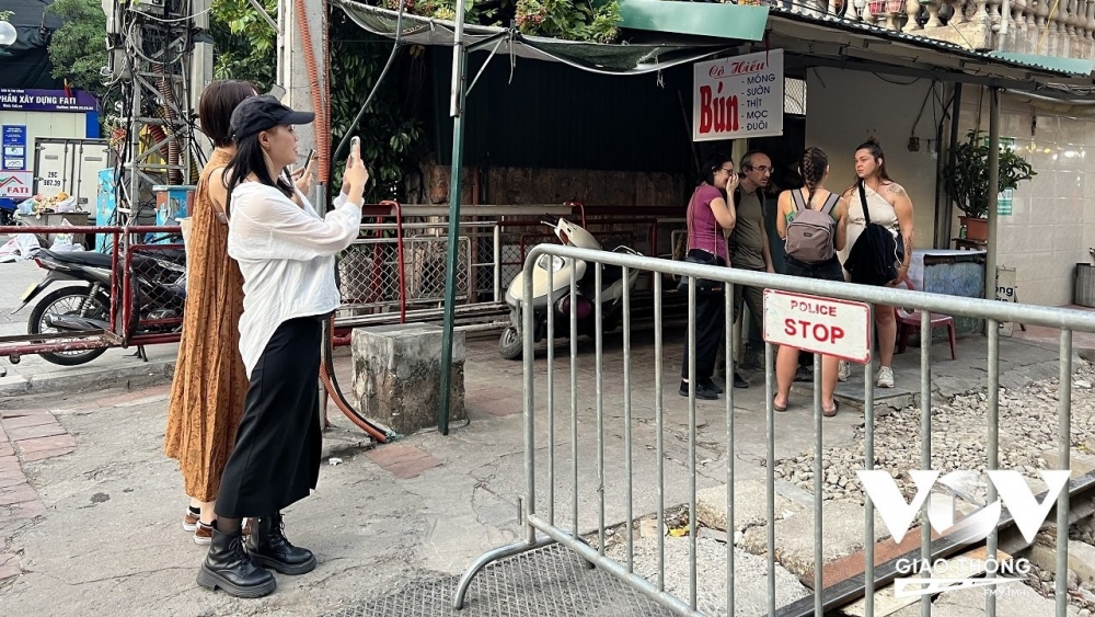 Mặc dù đã có rào chắn và biển cảnh báo, thế nhưng du khách vẫn thường xuyên đứng ra khu vực đường ray tàu để chụp ảnh