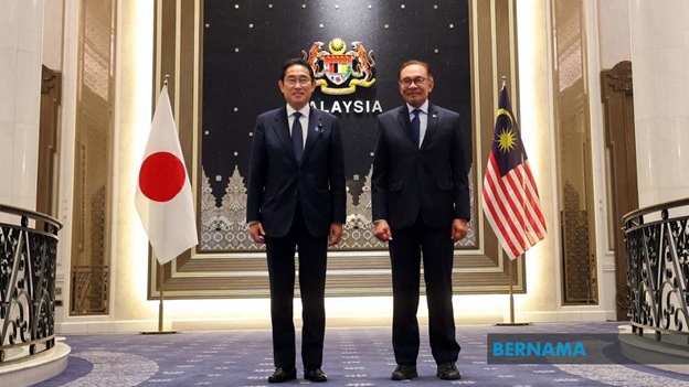 Thủ tướng Malaysia Anwar Ibrahim (phải) và Thủ tướng Nhật Bản Fumio Kishida tại cuộc Hội đàm hôm 5/11 tại Putrajaya, Malaysia - Ảnh: Bernama