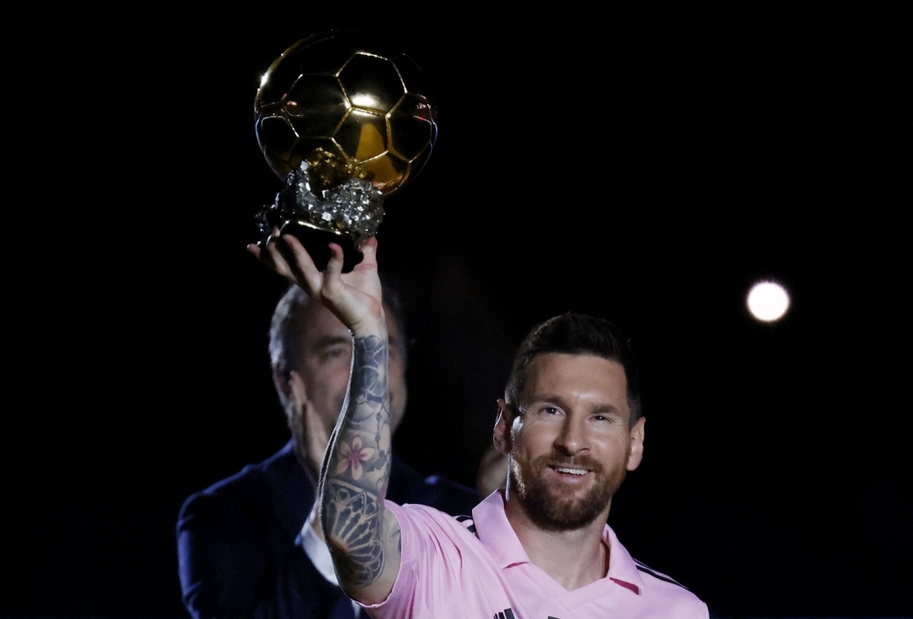 Messi nâng cao Quả bóng Vàng trước sự phấn khích của CĐV Inter Miami. (Ảnh: Reuters)