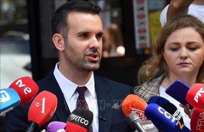 Ông Milojko Spajić (trái) trong cuộc họp báo sau khi bỏ phiếu tổng tuyển cử ở Podgorica, ngày 11/6/2023. Ảnh: AFP/TTXVN