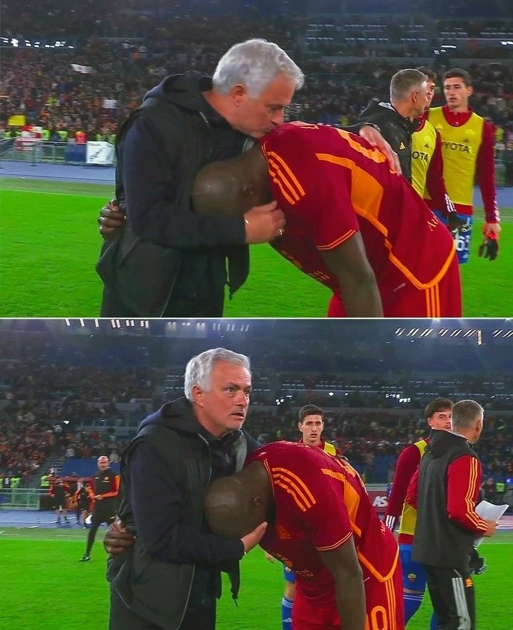 Lukaku ôm Mourinho bật khóc sau trận đấu. (Ảnh: Goal)