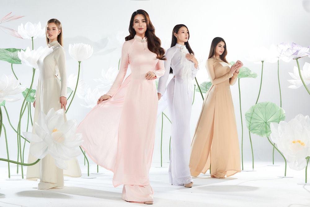 Bốn người đẹp đã tạo dáng trong một khung cảnh hoa sen mang đậm nét văn hóa Việt Nam.
