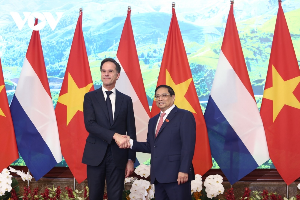 Thủ tướng Phạm Minh Chính và Thủ tướng Hà Lan Mark Rutte chụp ảnh chung trước khi bước vào hội đàm.