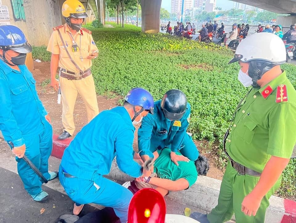 Nghi phạm Nguyễn Văn Nhu bị lực lượng Ban Chỉ huy Quân sự Phường 15, Quận 8 khống chế bắt giữ trong lúc bỏ trốn sau khi gây án. (Ảnh: N.Thạch)