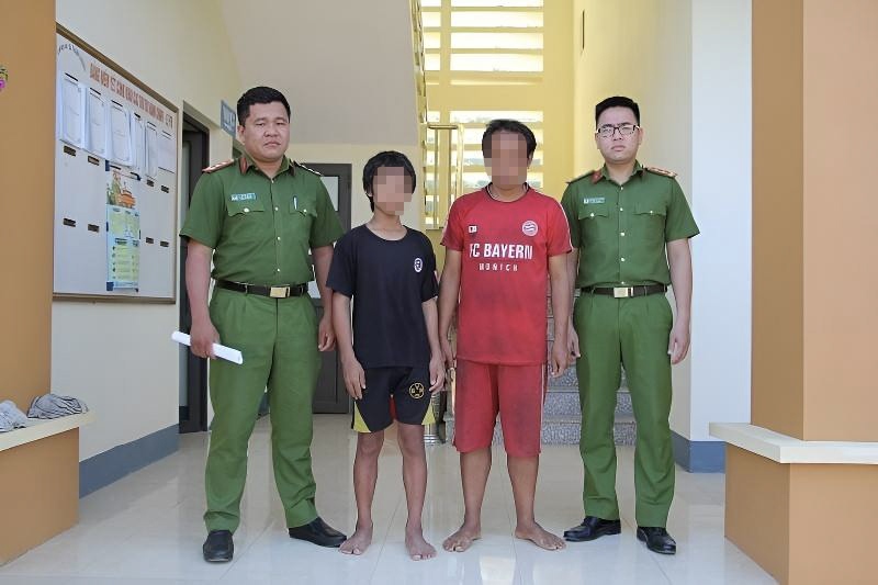 Ngô Quang Hùng (áo đen) và Lường Văn Hòa (áo đỏ) tại cơ quan công an.
