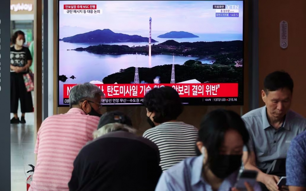 Tin tức tại Hàn Quốc về việc Triều Tiên phóng tên lửa hồi tháng 5/2023. Ảnh: Reuters.