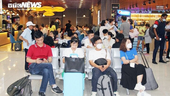 Nhiều người đắn đo khi mua vé máy bay dịp Tết vì giá quá cao