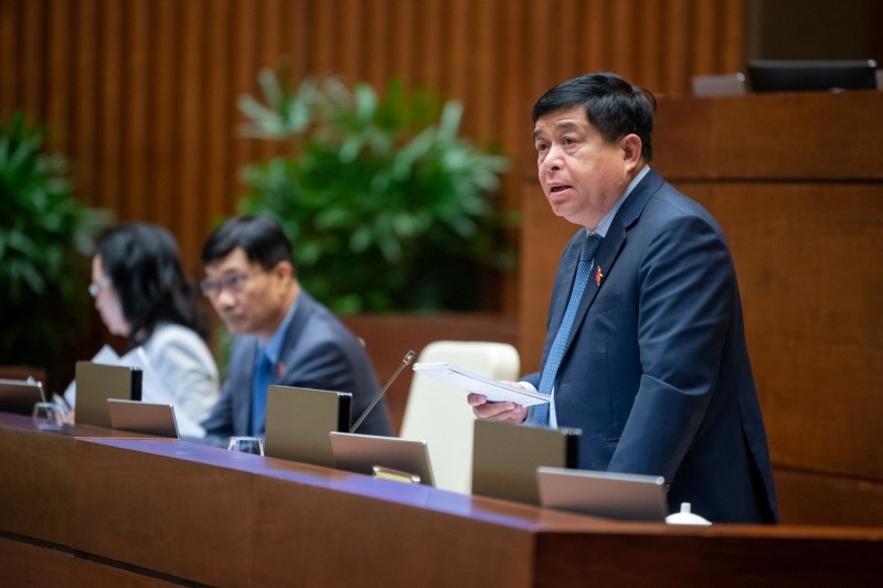 Bộ trưởng Bộ Kế hoạch và Đầu tư Nguyễn Chí Dũng giải trình trước Quốc hội