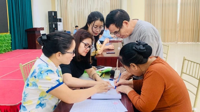 Nạn nhân vụ cháy làm thủ tục nhận tiền hỗ trợ từ Q.Thanh Xuân vào sáng 5/11 (Ảnh: Khắc Hiếu)