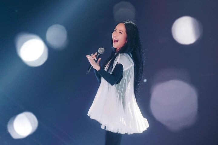 Diva Hồng Nhung trong phần trình diễn ở tập 2 "Chị đẹp đạp gió rẽ sóng".