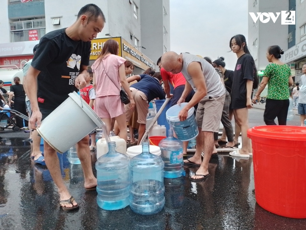 Cư dân KĐT Thanh Hà xếp hàng đi lấy nước