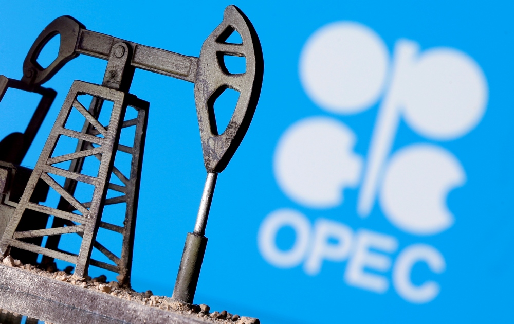 Các nhà sản xuất dầu của OPEC+ sắp họp bàn về việc cắt giảm sản lượng trong bối cảnh bất ổn về hạn ngạch và rủi ro địa chính trị "phủ bóng đen". (Ảnh minh họa: Reuters)