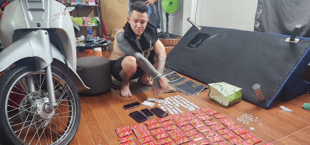 Phạm Quang Hạ bị bắt quả tang khi đang tàng trữ trên 150 bịch ma túy tổng hợp