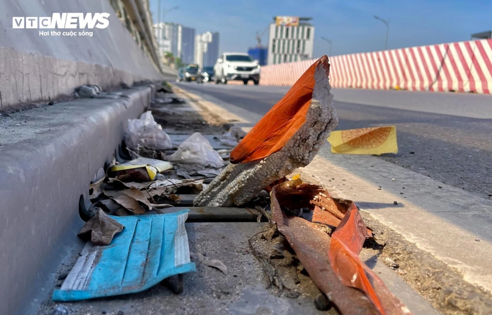 Theo ghi nhận của PV, trên tuyến đường này xuất hiện hàng chục bãi rác tự phát. Rác thải ở đây đa phần là rác sinh hoạt và vật liệu xây dựng do người dân thiếu ý thức vứt ra. Tình trạng này xuất hiện từ lâu nhưng lực lượng chức năng vẫn chưa xử lý dứt điểm