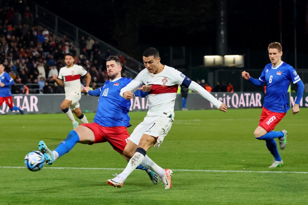 Cristiano Ronaldo chạy chỗ đón đường chuyền của Diogo Jota rồi dứt điểm chéo góc tung lưới Liechtenstein.