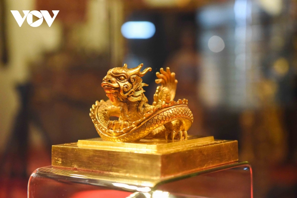 According to the Department of Cultural Heritage, the gold seal is 10.4 centimetres high, weighs 10.78 kilograms, and measures 13.8x13.7 cm.
