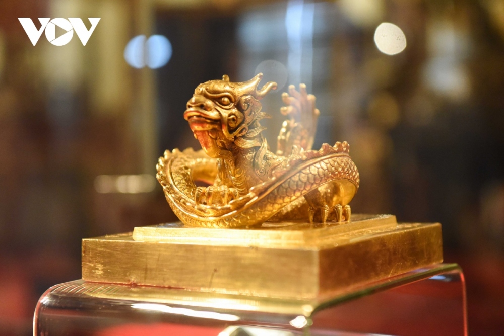 On October 19, 2022, French auction house Millon announced its auction of 329 antiquities, including two dating back to the Nguyen Dynasty, a golden seal made in 1823 under the reign of King Minh Mang, and a golden bowl made under the reign of King Khai Dinh who ruled from 1917 to 1925.