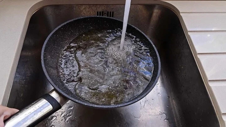 Bạn có biết vì sao không nên rửa chảo dầu mỡ bằng nước nóng? (Ảnh: Allrecipes)