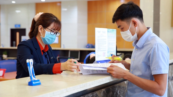 từ 1-12-2023, các giao dịch có giá trị từ 400 triệu đồng trở lên phải báo cáo với Ngân hàng Nhà nước -
Ảnh minh họa: Sacombank