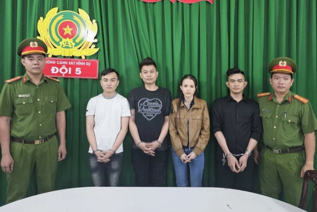 Nguyễn Thị Cẩm Nguyên và các đồng phạm tại cơ quan công an. Ảnh: Công an cung cấp.