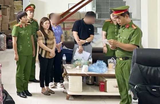 Bị can Phạm Mỹ Hạnh (áo kẻ ca rô). (Ảnh: Công an cung cấp)
