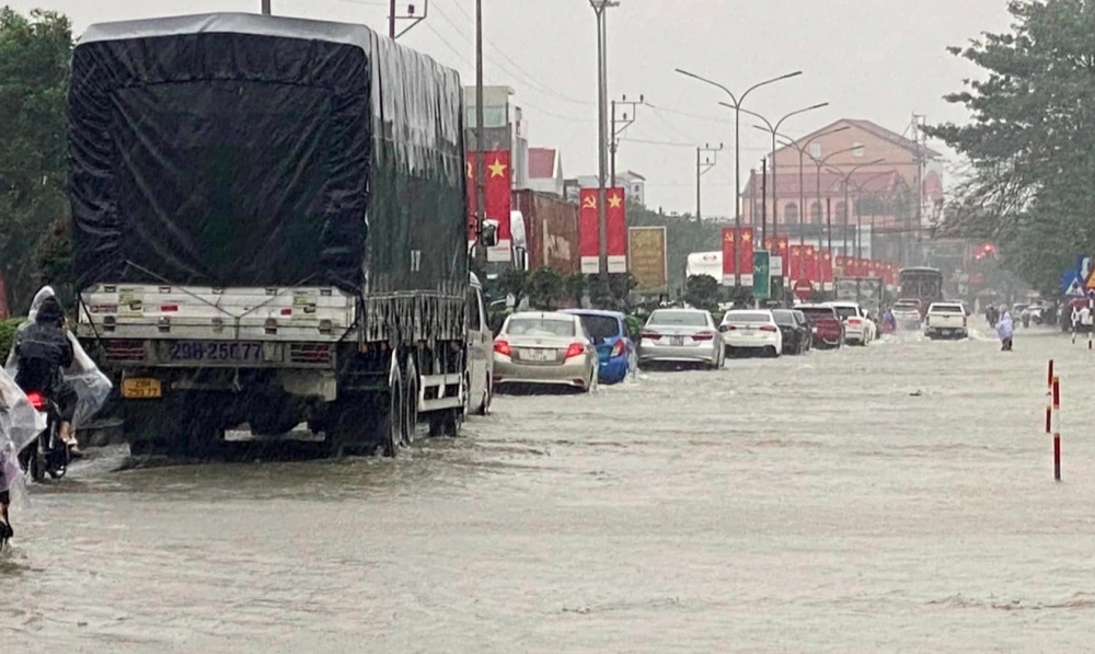 
Xe cộ nhích từng tý đi qua quốc lộ 1A ở thị trấn Nghèn. (Ảnh: V.N)