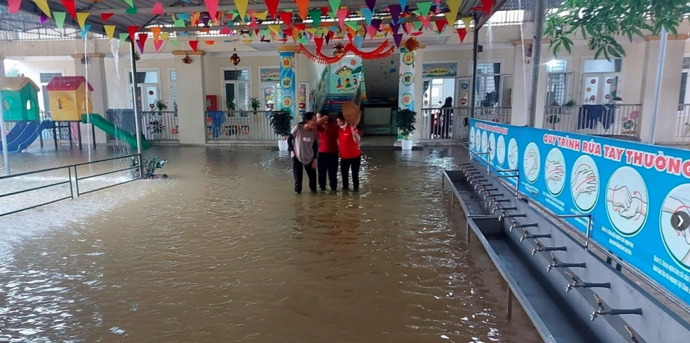 Nhiều trường học ở Hà Tĩnh ngập sâu khiến học sinh phải nghỉ học. (Ảnh: N.T)