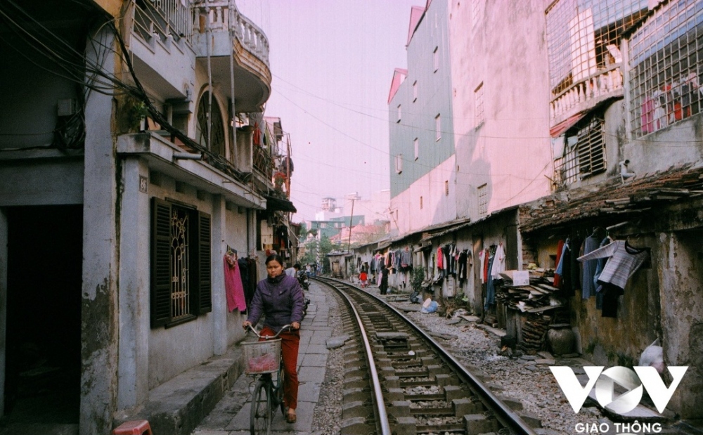 Một góc đường tàu Phùng Hưng, bây giờ đã trở thành những quán cà phê tấp nập, nhộn nhịp